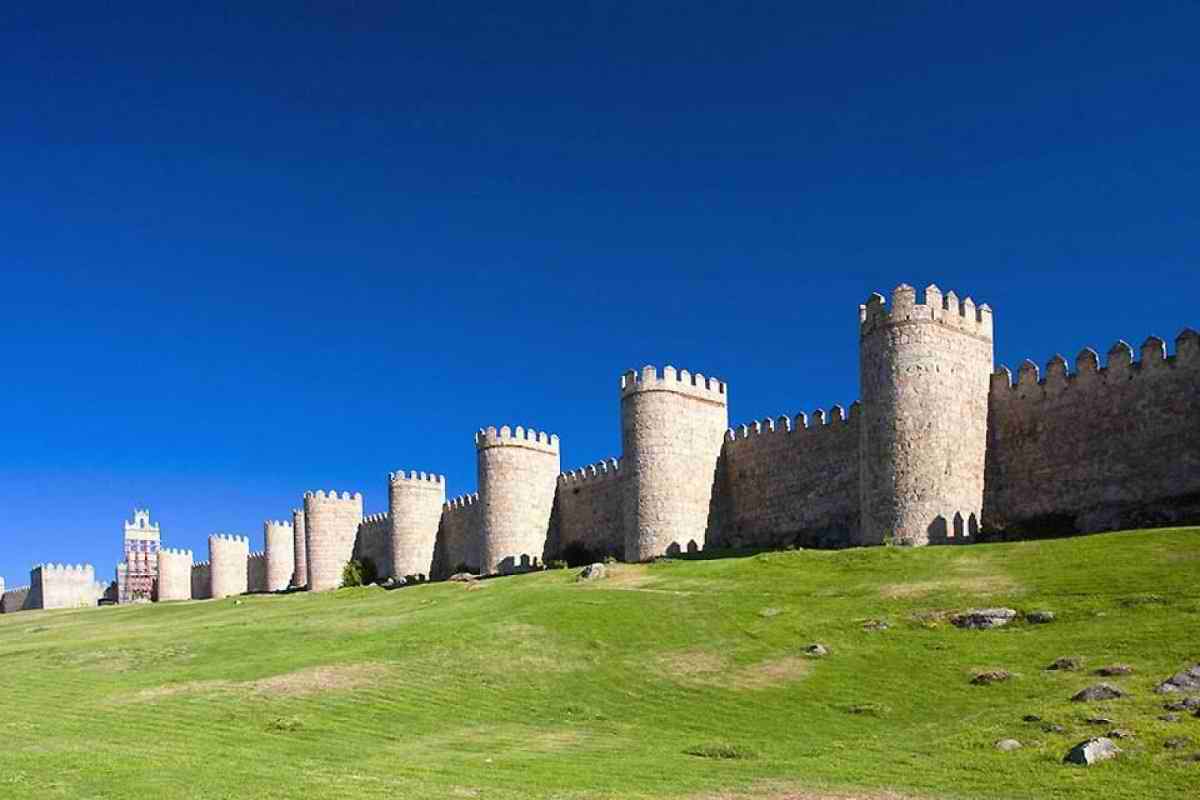 بازدید از جاذبه‌های کنار دیوار باستانی شهر آویلا در اسپانیا