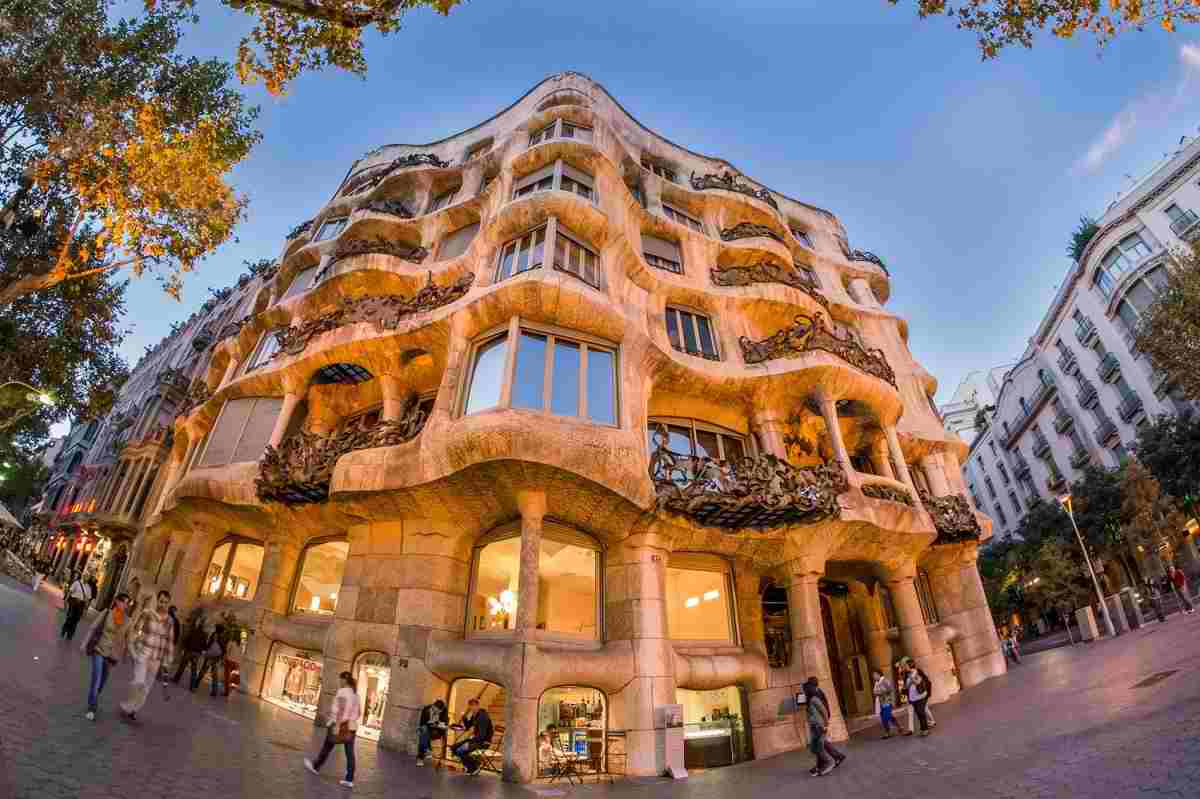 ساختمان کازا میلا در اسپانیا