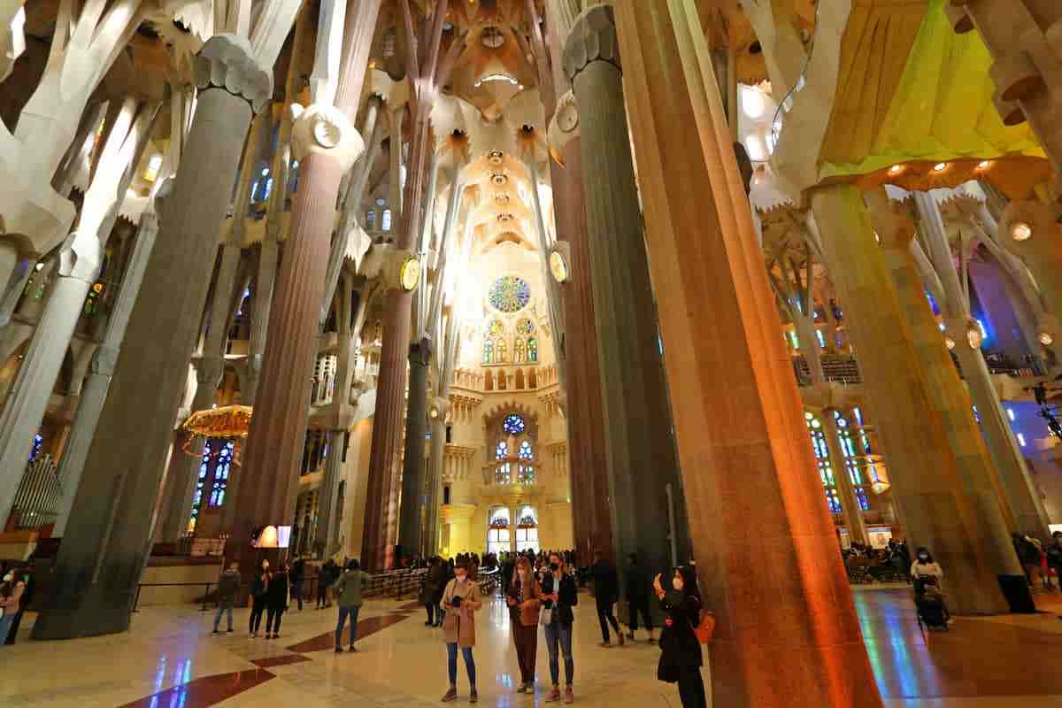 نمای داخلی کلیسا ساگرادا فامیلیا در اسپانیا