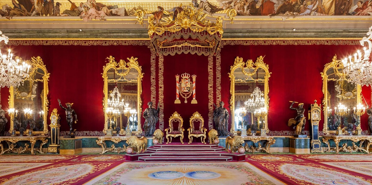 اسلحه‌خانه سلطنتی در کاخ نمایش داده می‌شود
