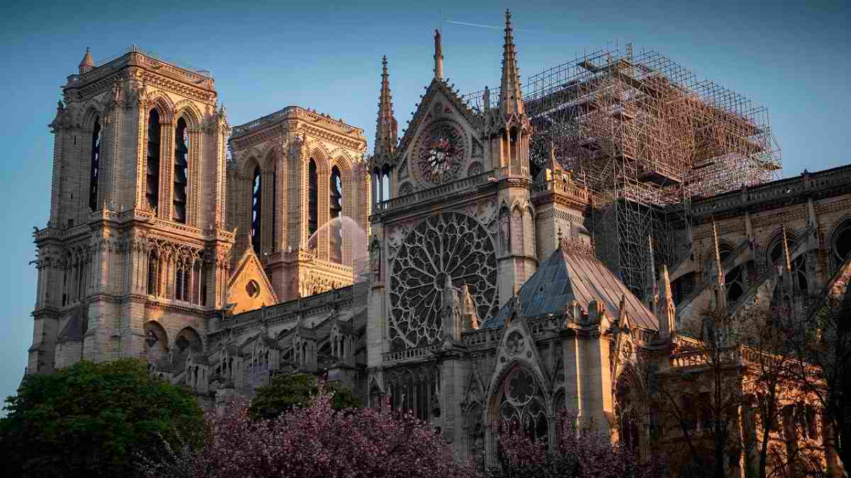 کلیسای شارتر در جنوب غربی پاریس واقع شده است