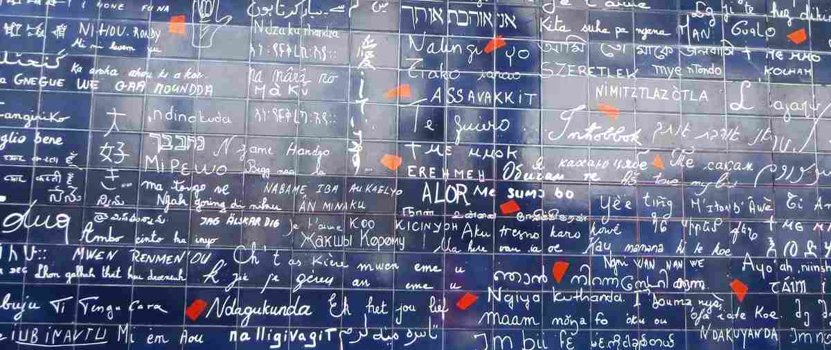 دیوار عشق در پاریس، دارای بیش از 250 زبان است