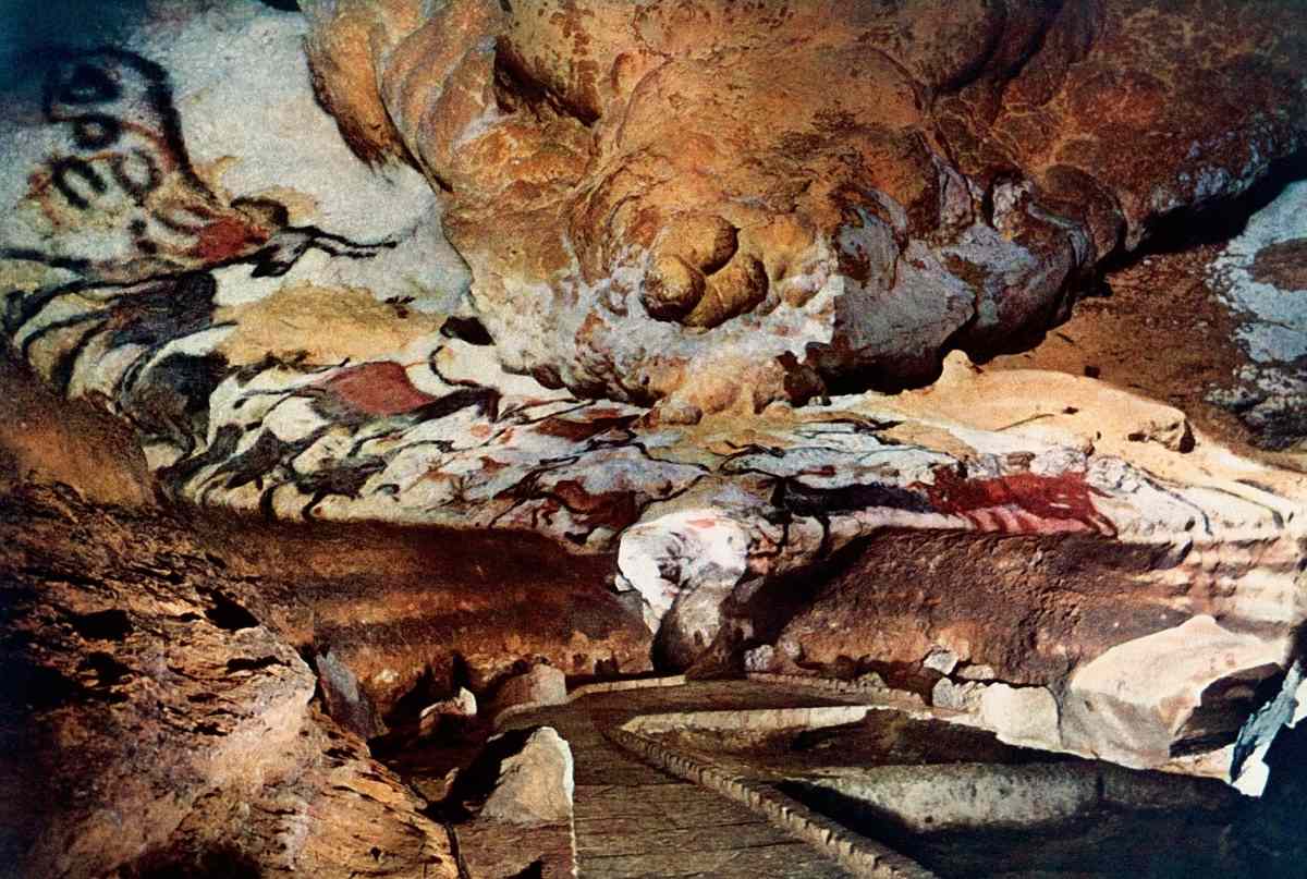 غار لاسکو شامل نمایش‌های برجسته از هنر ماقبل تاریخ است
