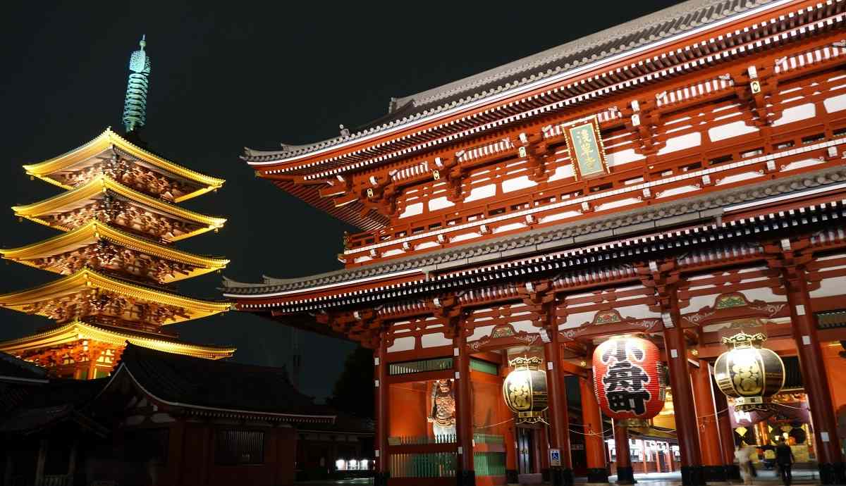 مغازه‌های اطراف معبد فرهنگ اصیل ژاپنی را ارائه می‌دهند