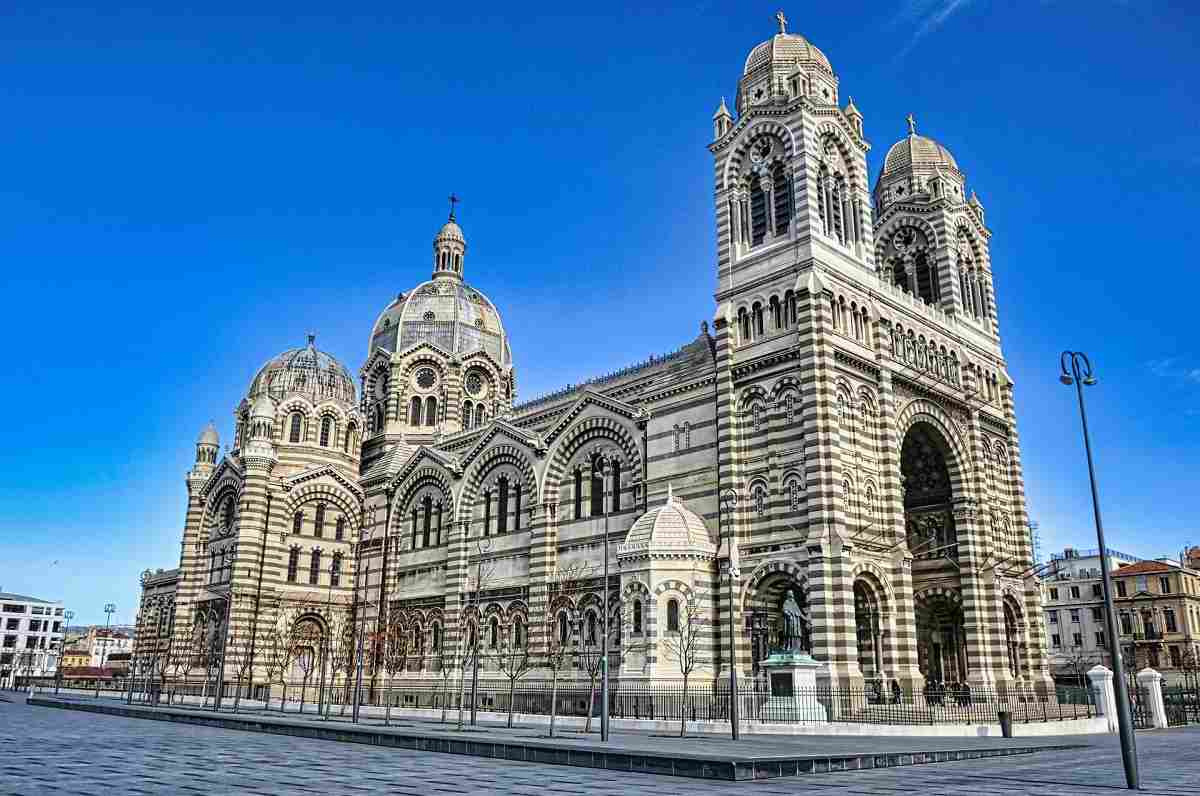 کلیسای لاماجور در فرانسه یکی از مکان‌های دیدنی مارسی است