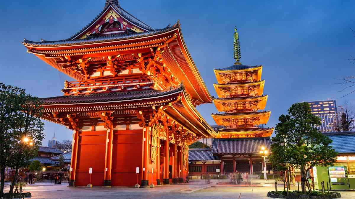 یکی از قدیمی ترین ساختمان‌های توکیو در نزدیکی معبد یافت می‌شود